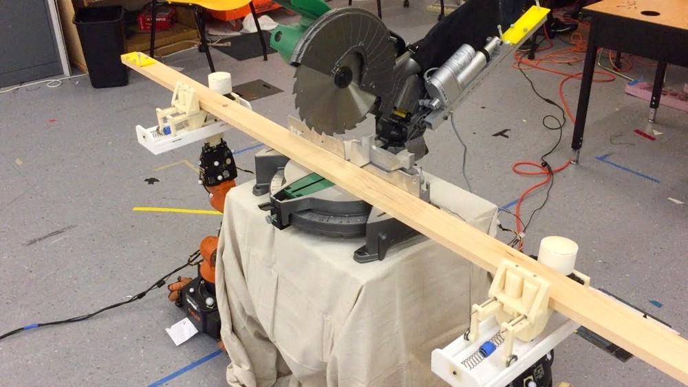 Un robot qui construit des meubles