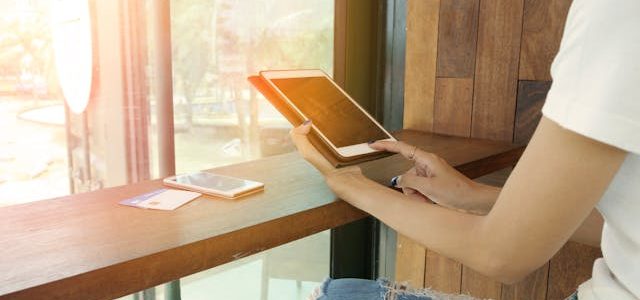 Quel type de chargeur pour tablette Xplore : voltage, ampérage et connectique